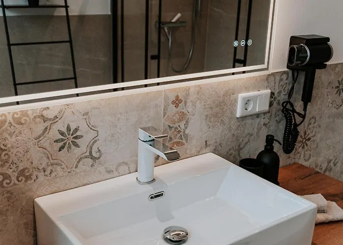 Stylisches 4 Mit Wlan & Balkon In شقة